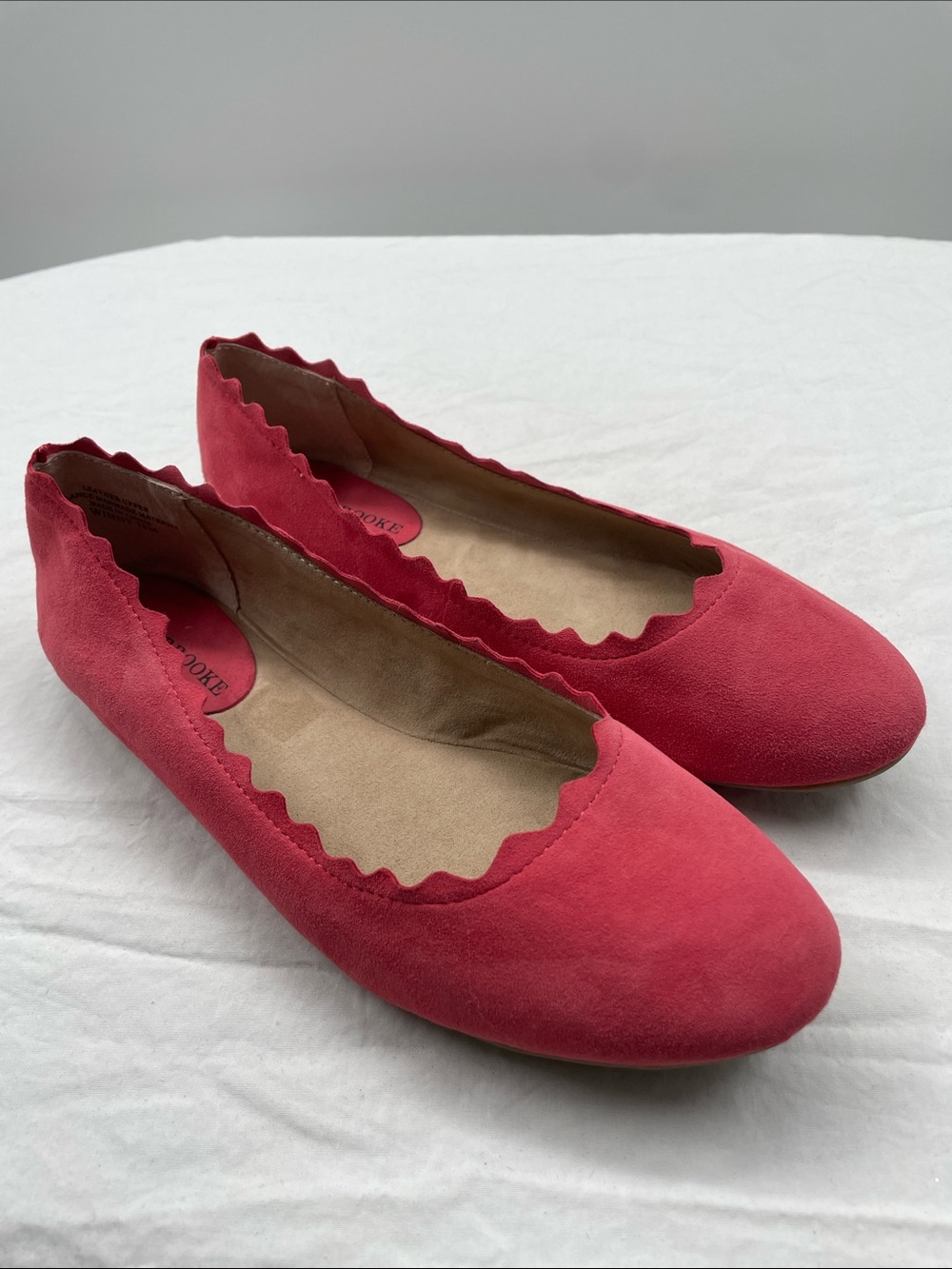 Like NEW! Audrey Brooke WINNY Pink-Red Scalloped Leather Suede Flats. 7.5M.